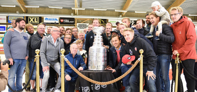 Nicklas Bäckström med pokalen och vänner i Nickback Arena i Valbo