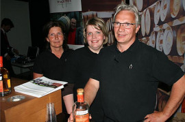 Evelyn Schulze, Maria Qvarfordt och Ulrik Nordin från Mackmyra Whiskey stod i en av barerna.