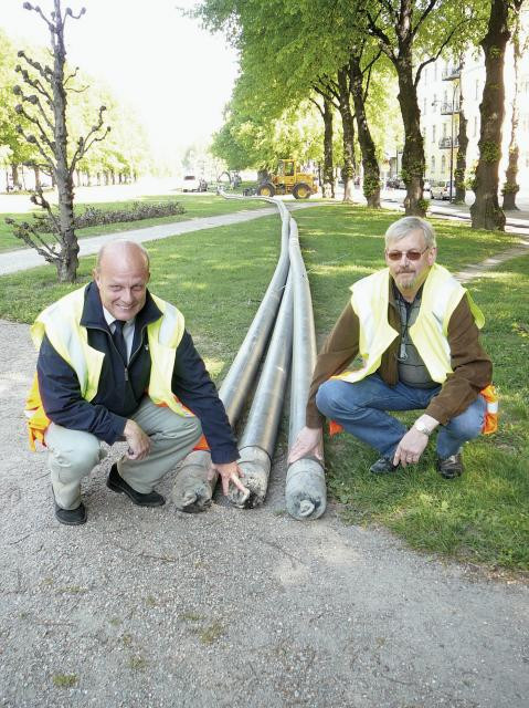 VD Per Laurell och projektledare Ulf Eklund med den nya livlinan i Esplanaden.