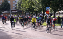 Strax efter tio startade cyklisterna i Ockelbosträckan från Slottstorget.