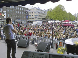 Emilé Azar underhöll publiken på Rådhustorget.