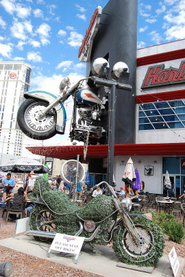 Världens största motorcykel och sannolikt den mest igenvuxna utanför Harley Davidson Cafe.