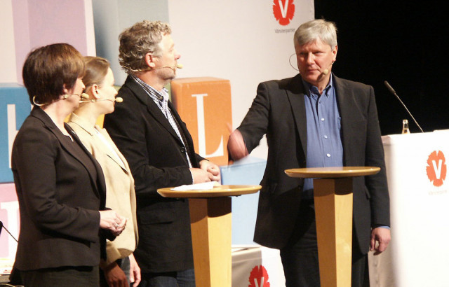 Lars Ohly, här tillsammans med kamraterna i oppositionen på Gävle konserthus, tänker inte strida för 6-timmarsdagen när den gemensamma valplattformen ska spikas.