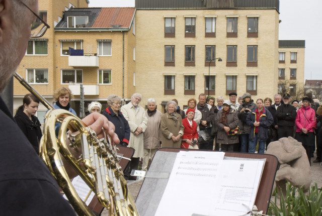 Många som känt Anna-Lisa Hillbom hade samlats på söndagsförmiddagen för att var med om invigningen av hennes park. Foto: Per-Erik Jäderberg