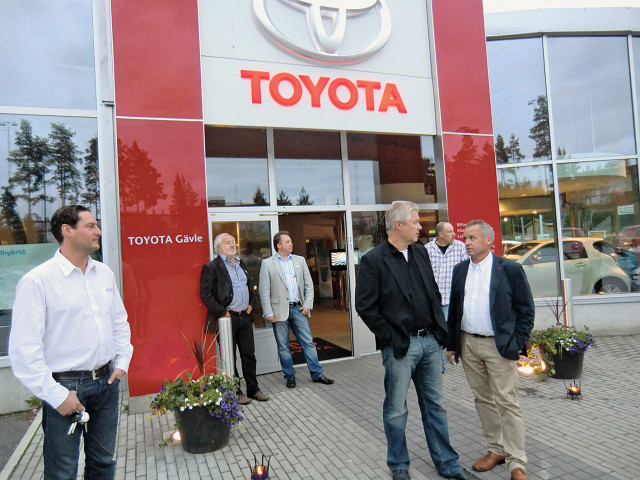 Ola Falk, Gavlefastigheter i samspråk med Peter Hessel, Toyota Gävle. I bakgrunden från vänster Artur Polanski Toyota Gävle, , Bo Eriksson och Peter Johansson Folksam och Daniel Persson Ockelbo Kommun