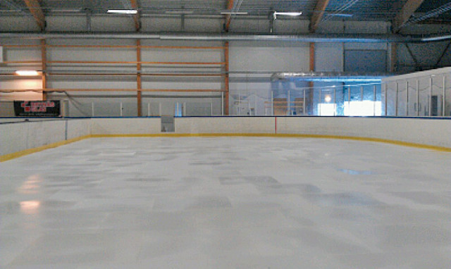 Plastisen täcker ungefär en zon på hockeyrinken i Nynäshallen.