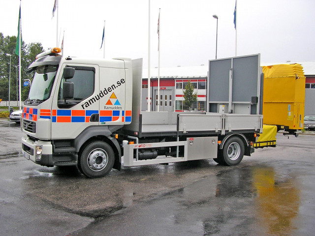 4Sign monterade reflekterande dekor på Ramuddens Volvo FL lastbilar.