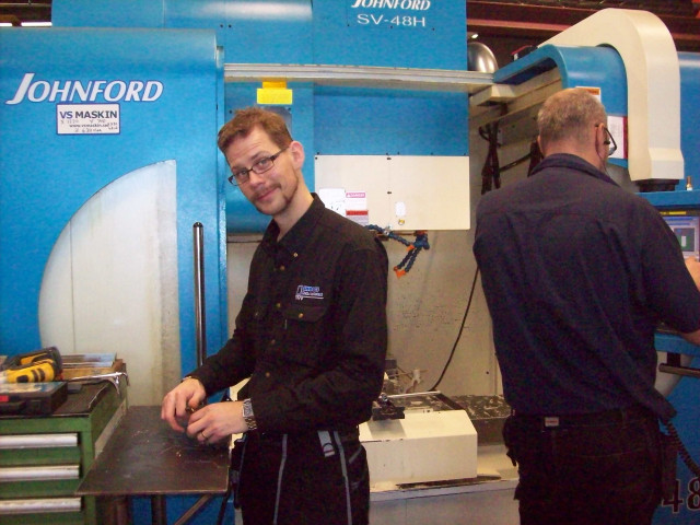 - Mattias Brink, Skoogs Mek. Verkstad, med kollega servar en CNC-maskin.