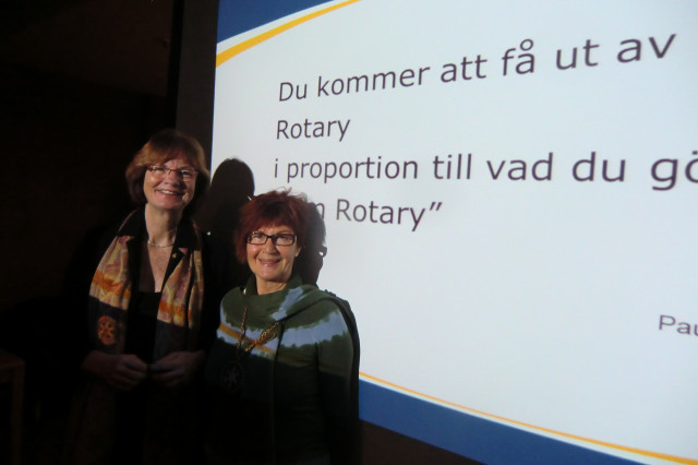 Ann-Britt Åsebol tillsammans med Britt-Marie Kjölsrud, president i Gävle-City Rotaryklubb