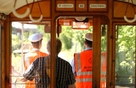 Ett vackert inslag i Gävles stadsmiljö. Bilden tagen 2007 då Uppsala 10:an testkörde spåret från Fältskärsleden till Gävle varv där Gerda låg. Foto. Mats Nauwelaertz de Agé