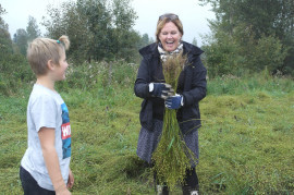 Cecilia Olsson, projektledare och regissör, rotrycker lin ihop med eleverna.