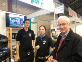 Heber och Jonatan Sarrja, Café Sarrja, pratar kaffe med Bernt Högblom