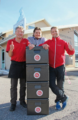 Kompanjonerna David Lundgren. Leif Klövstedt och Johan Björklund utanför den fjärde Gluggen i Hemsta, Gävle.