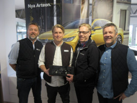 Första pris, en VW, från lottdragning på Motorsportkvällen delas ut av Kristopher Petrélius till Stefan Andersson från Sandviken. Thomas Lindstein och Thomas Andersson kollar att allt går rätt till