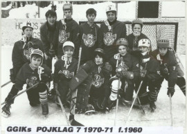 Lagfoto GGIK pojklag 1970-71. Bakre fr v: Peter Carlsson, Pär Jonsson, Göran Sjöberg, Anders Wilkensson, Ulf Lundberg, Thomas "Kuben" Andersson; Nedre fr v: Peter Blomqvist, Dan Andersson, Lennart Proos, Johan Brolin, Lars Mohlén, Anders Carlsson. Fot